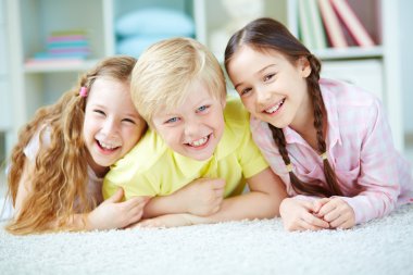 Üç neşeli arkadaşları