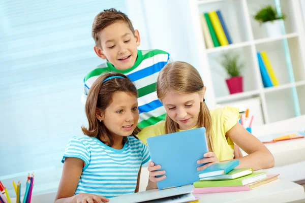 Compañeros de clase usando tableta digital — Foto de Stock