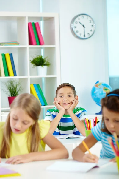 Ragazzo intelligente tra compagni di classe — Foto Stock