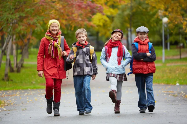 Schoolkids megy az iskolába — Stock Fotó