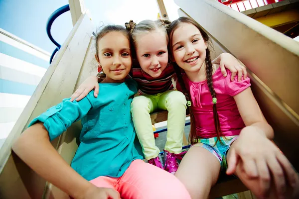 Meninas gastando tempo no playground — Fotografia de Stock