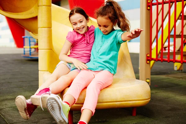 Meninas gastando tempo no playground — Fotografia de Stock