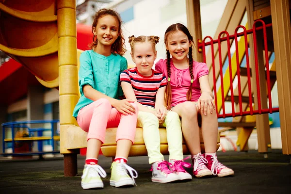 Les filles passent du temps sur l'aire de jeux — Photo