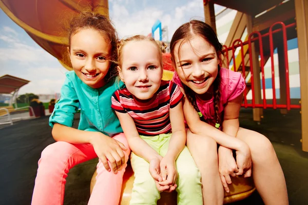 Meninas gastando tempo no playground — Fotografia de Stock