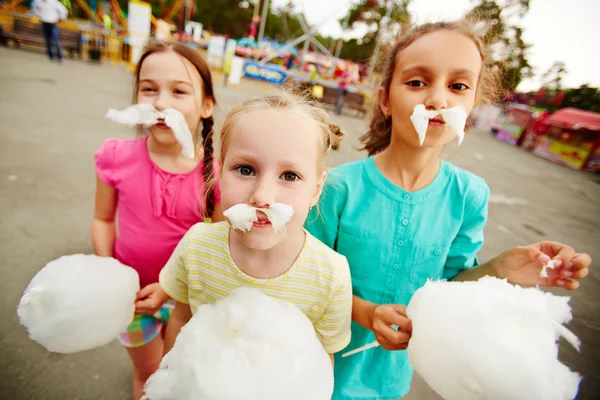 Filles avec barbe à papa — Photo