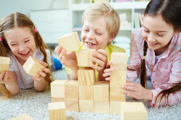 Freunde spielen mit Ziegeln — Stockfoto