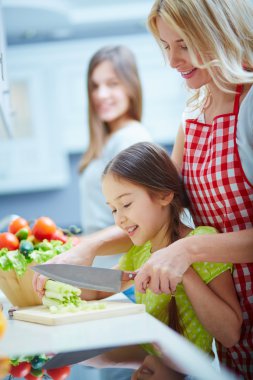 Anne ve iki kızı pişirme