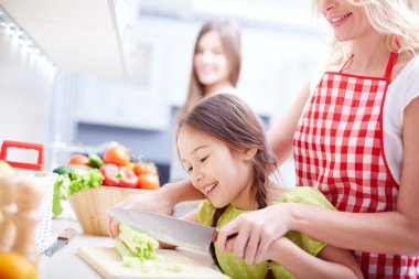 Anne ve iki kızı pişirme