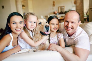 köpek ile Dört Kişilik Aile