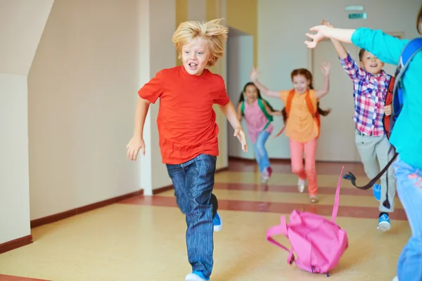 Klasgenoten rennen de corridor — Stockfoto