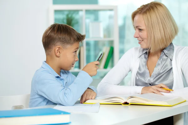 Tutor y alumno que interactúan en la lección — Foto de Stock