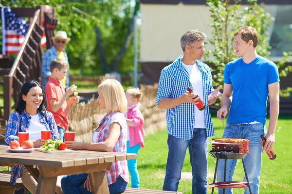 Freunde beim Picknick — Stockfoto