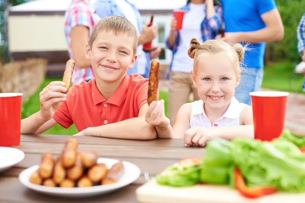 Frères et sœurs avec des saucisses — Photo