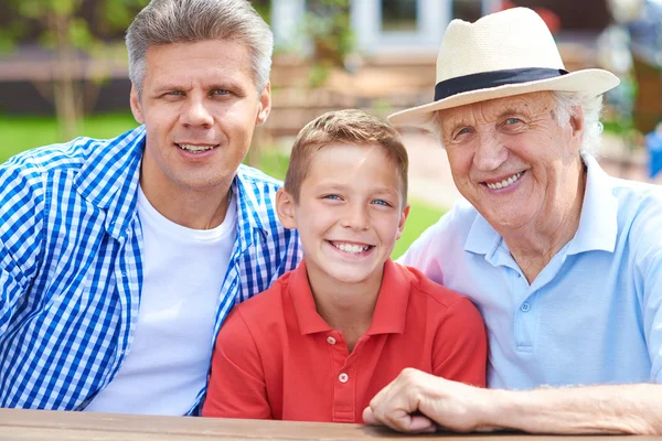 Pojken med sin farfar och far — Stockfoto