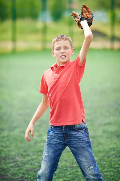 Niño la captura de béisbol — Foto de Stock