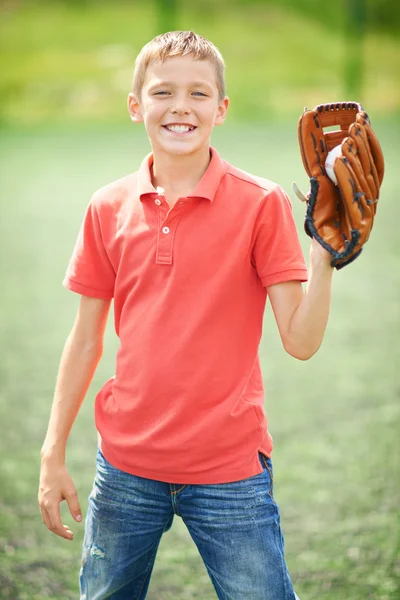 Мальчик с пойманным бейсболом — стоковое фото