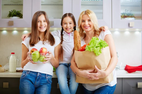 Mère et deux filles dans la cuisine — Photo