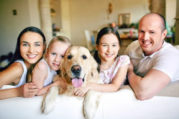 Família de quatro com animal de estimação — Fotografia de Stock