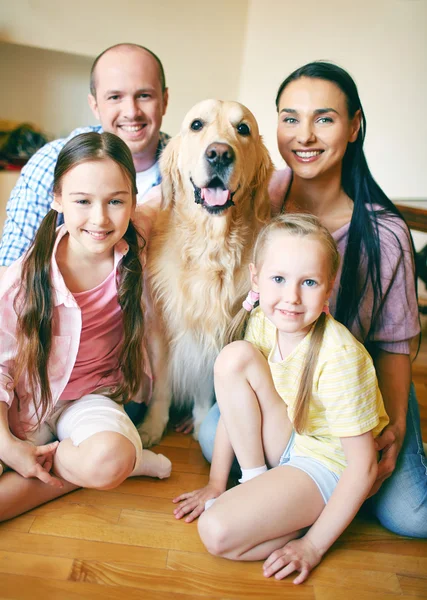 Familia de cuatro y su mascota — Foto de Stock