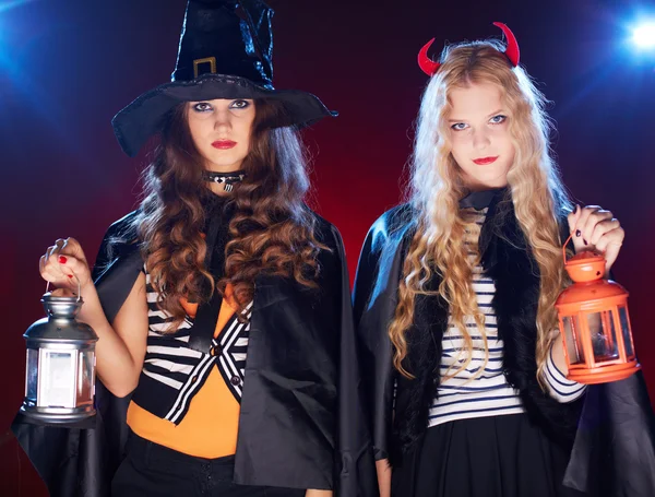 Halloween meisjes met lantaarns — Stockfoto