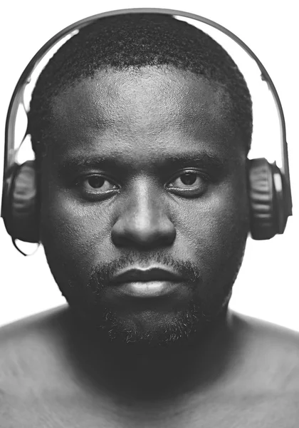 ヘッドフォンでアフリカ系アメリカ人の男 — ストック写真