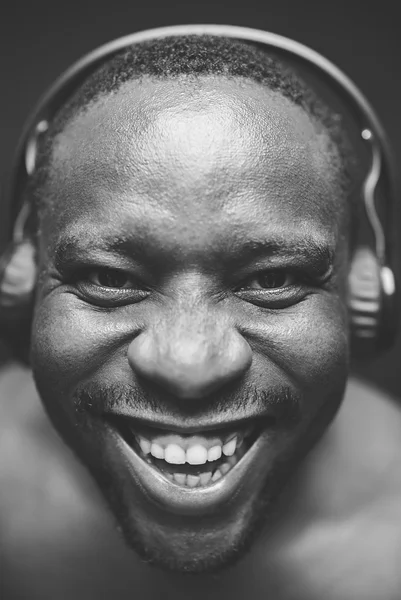 Afričan-americká chlap se sluchátky — Stock fotografie