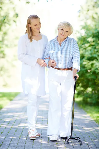 Asistentă medicală și pacient senior în parc — Fotografie, imagine de stoc