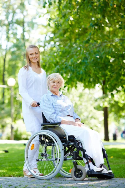 Doctor and patient in park — Stock Photo, Image