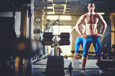 spor salonunda duran adam