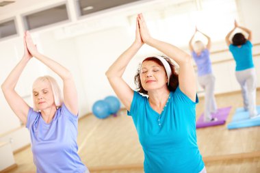 yaşlı kadın Yoga egzersiz yaparak