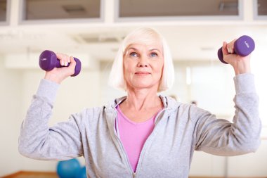 barbell ile egzersiz yaparak kadın