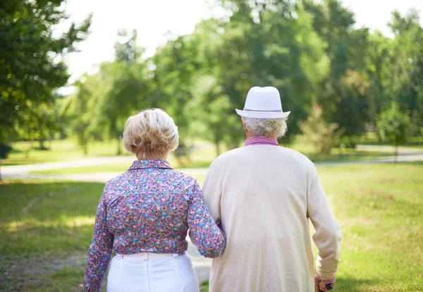 Seniorer promenad i park — Stockfoto