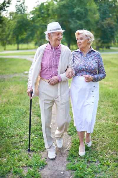Senioren wandeling in het park — Stockfoto
