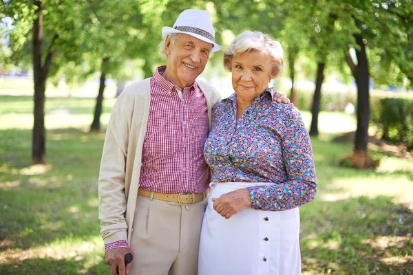 Casal sênior no parque — Fotografia de Stock