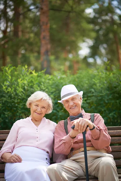 Seniorer som sitter på bänken — Stockfoto