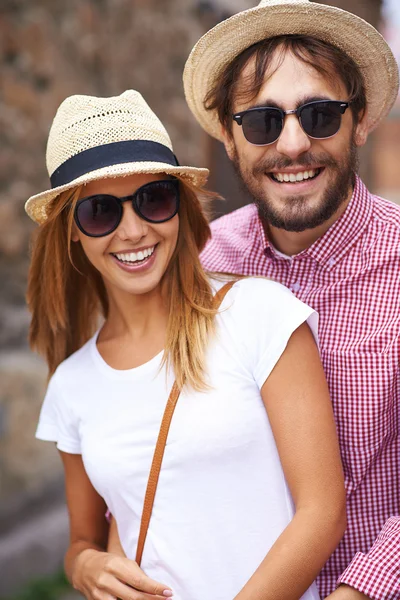 Ragazza e il suo fidanzato in cappelli — Foto Stock