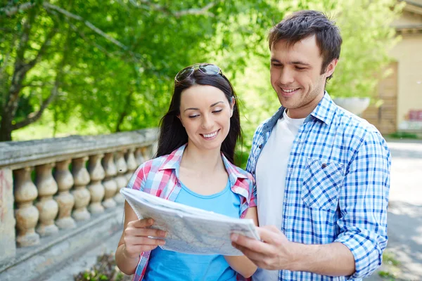 Travelers studying map — Stock Photo, Image