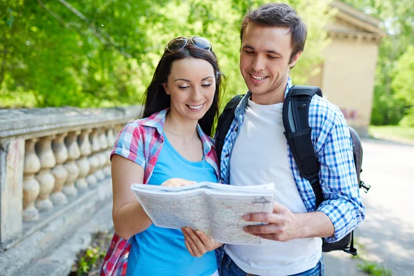 Travelers studying map — Stock Photo, Image