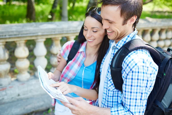 Giovani viaggiatori che studiano mappa — Foto Stock