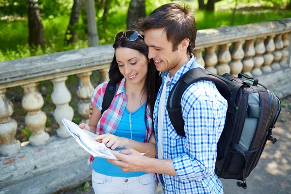 Jeunes voyageurs étudiant la carte — Photo