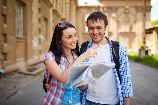 Travelers with map — Stock Photo, Image