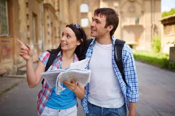 Travelers with map — Stock Photo, Image