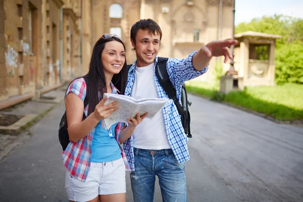 Travelers with map — Stock Photo, Image