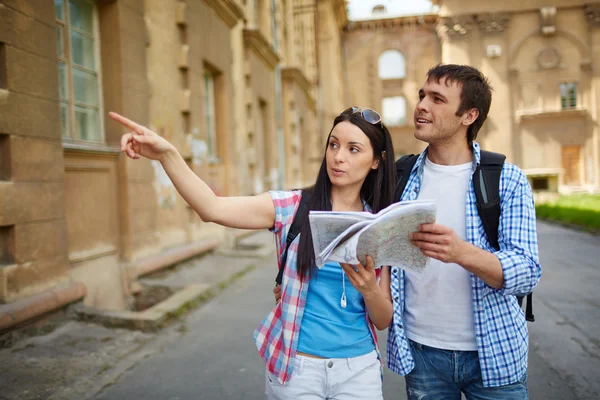 Travelers with map — Stock Photo, Image