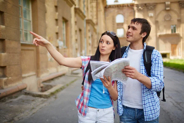 Travelers with map — Stock Photo, Image