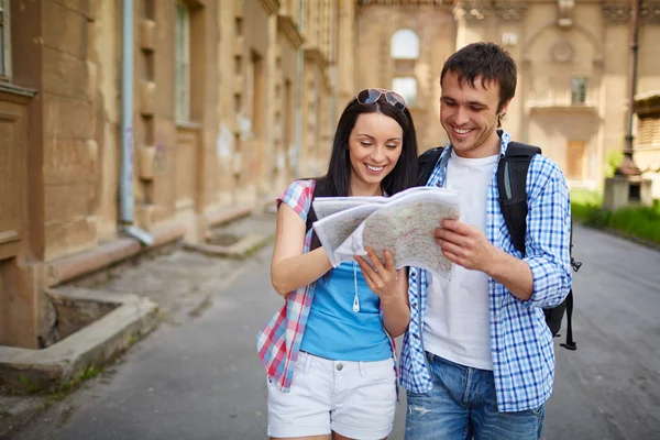 Travelers looking at map — Stock Photo, Image