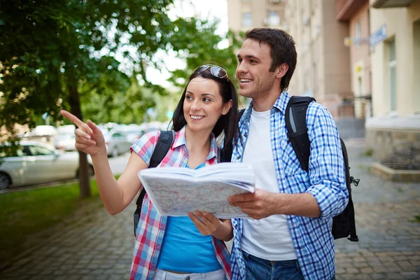 Les voyageurs dans la ville — Photo