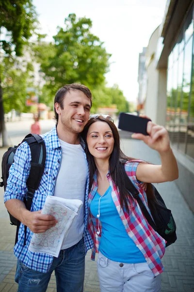 Kvinnan tar foto på sig själv och pojkvän — Stockfoto