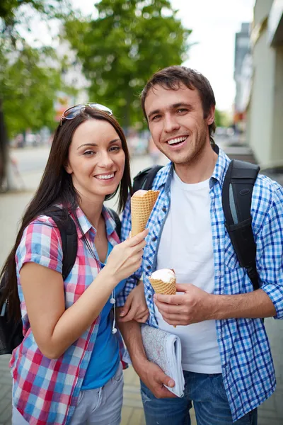 Voyageurs avec crème glacée — Photo