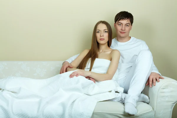 Mulher e marido descansando em casa — Fotografia de Stock